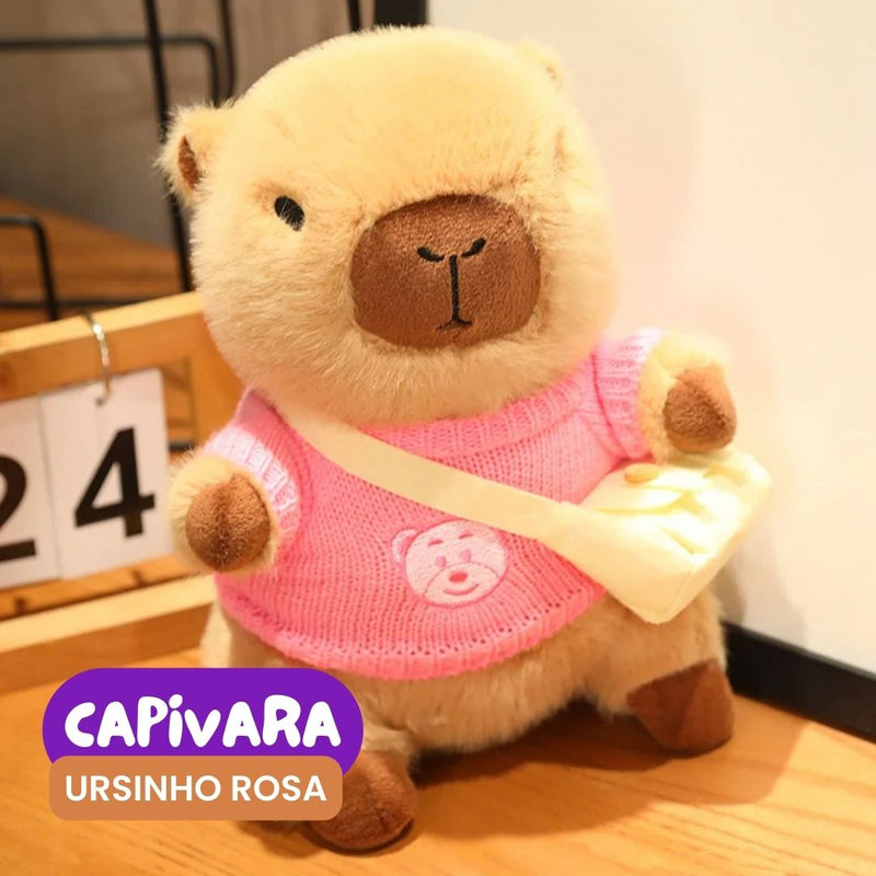 Capivara de Pelúcia com Roupa e Bolsinha