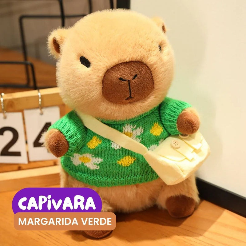 Capivara de Pelúcia com Roupa e Bolsinha