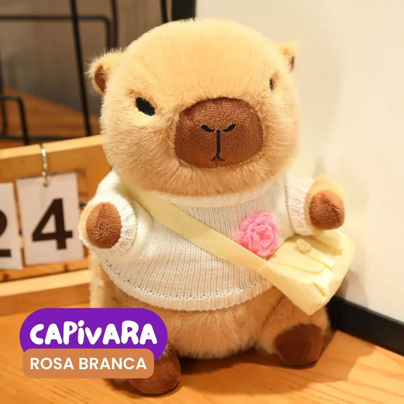 Capivara de Pelúcia com Roupa e Bolsinha