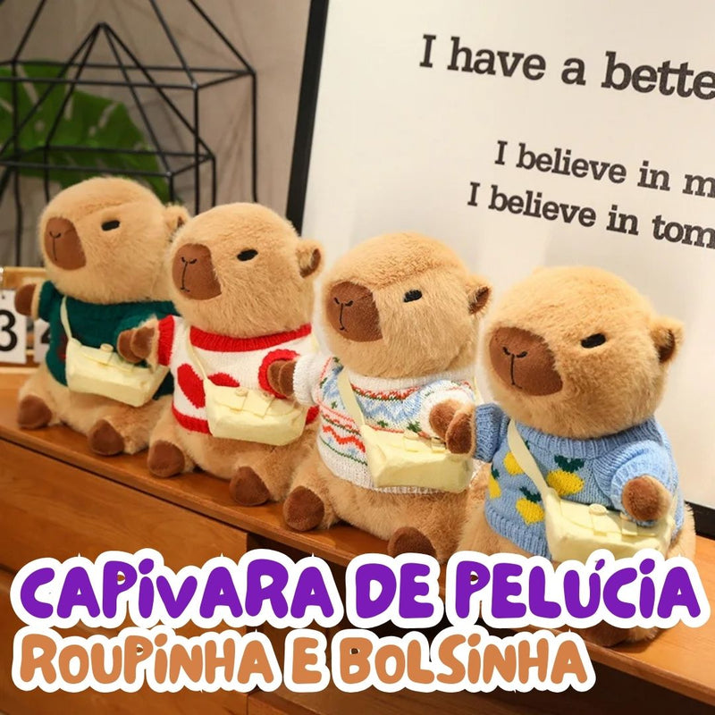 Capivara de Pelúcia com Roupa e Bolsinha